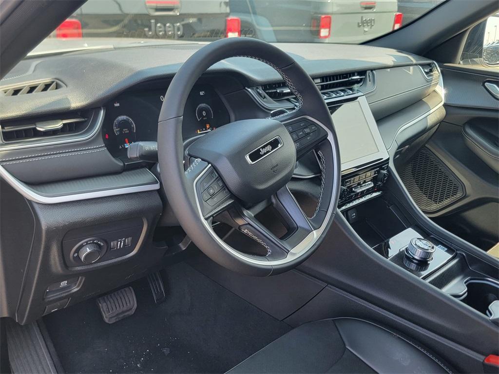 new 2025 Jeep Grand Cherokee car, priced at $42,027