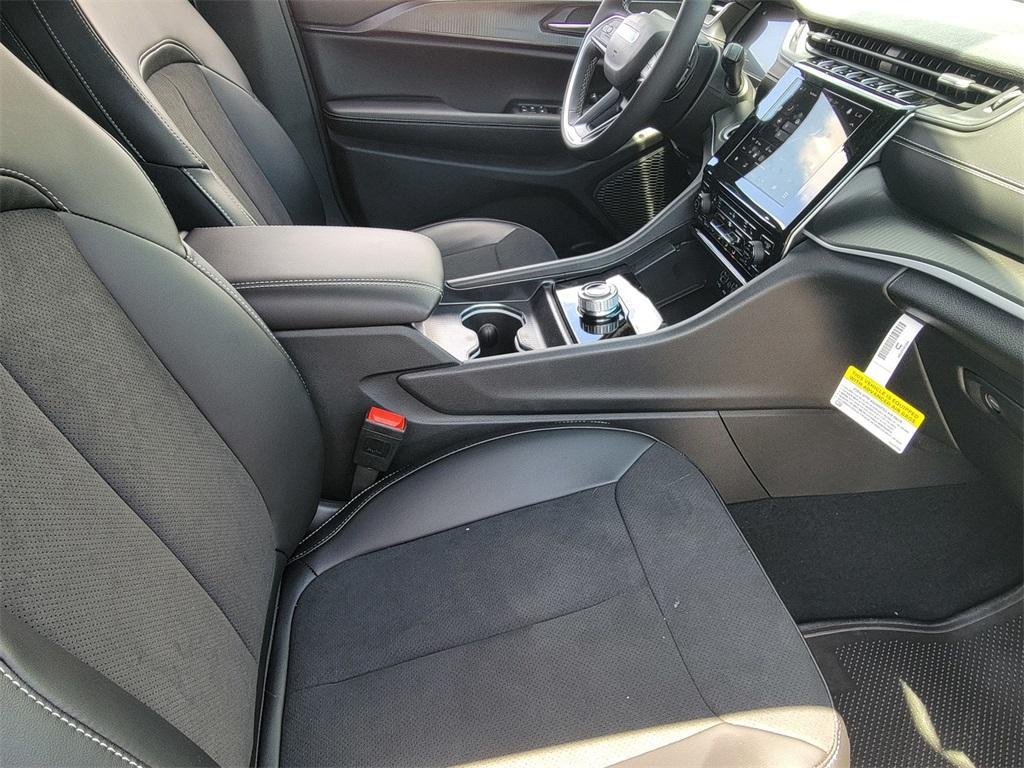 new 2025 Jeep Grand Cherokee car, priced at $43,679