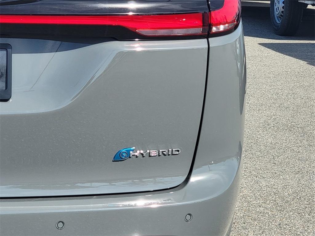 new 2025 Chrysler Pacifica Hybrid car, priced at $37,325