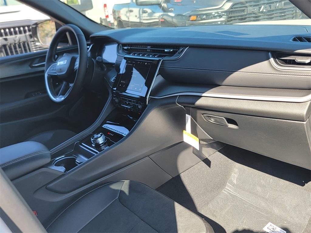 new 2025 Jeep Grand Cherokee car, priced at $40,735