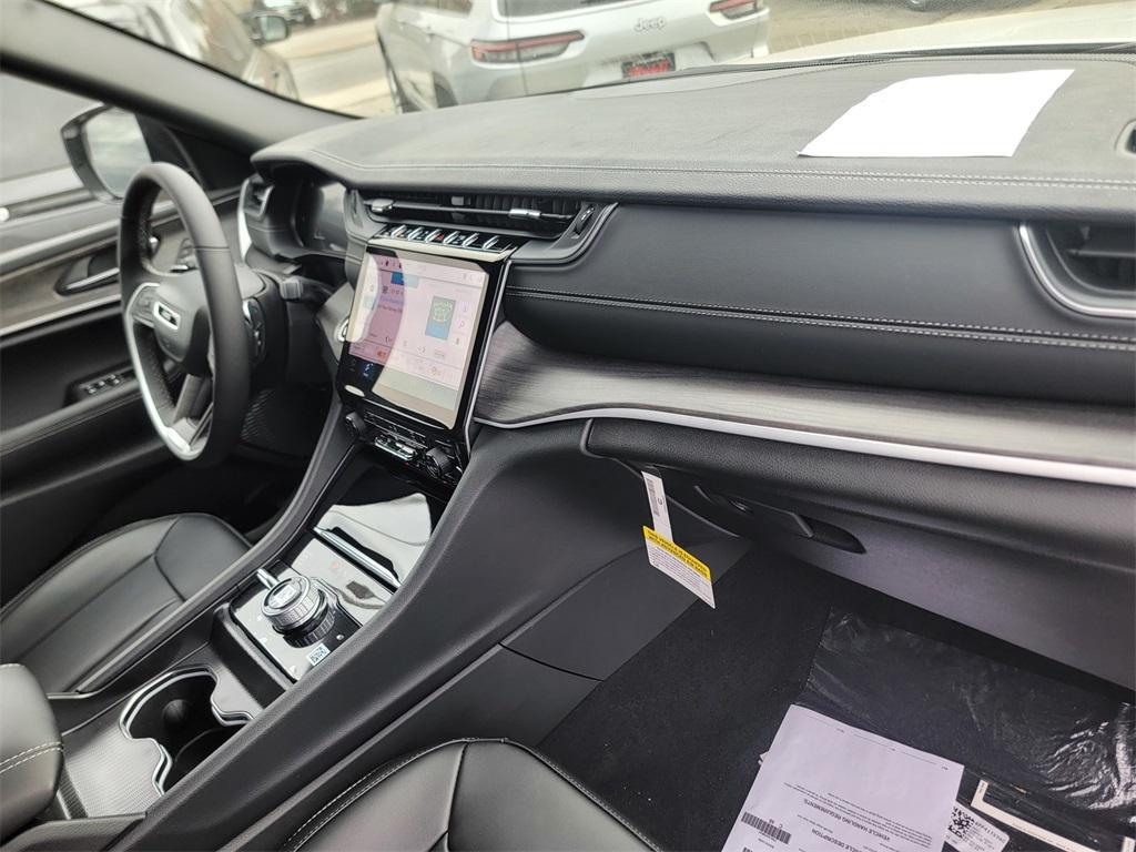 new 2025 Jeep Grand Cherokee car, priced at $40,700