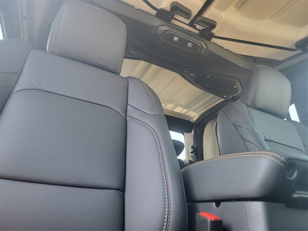 new 2025 Jeep Gladiator car, priced at $43,589