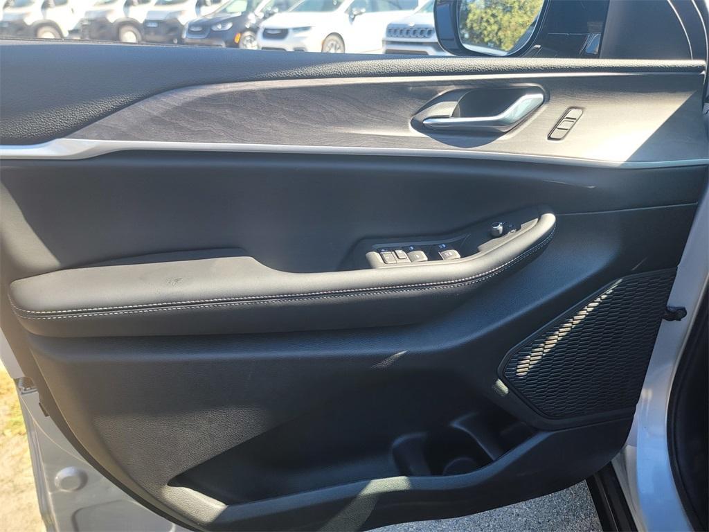 new 2025 Jeep Grand Cherokee car, priced at $46,279