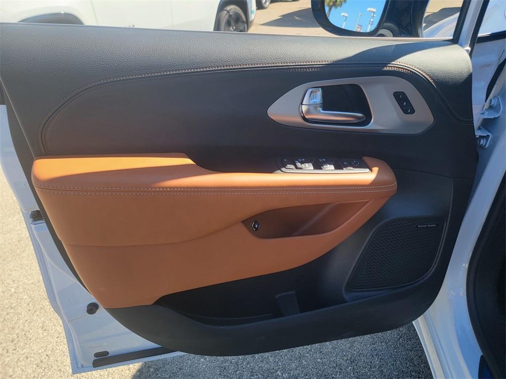 new 2025 Chrysler Pacifica Hybrid car, priced at $52,650