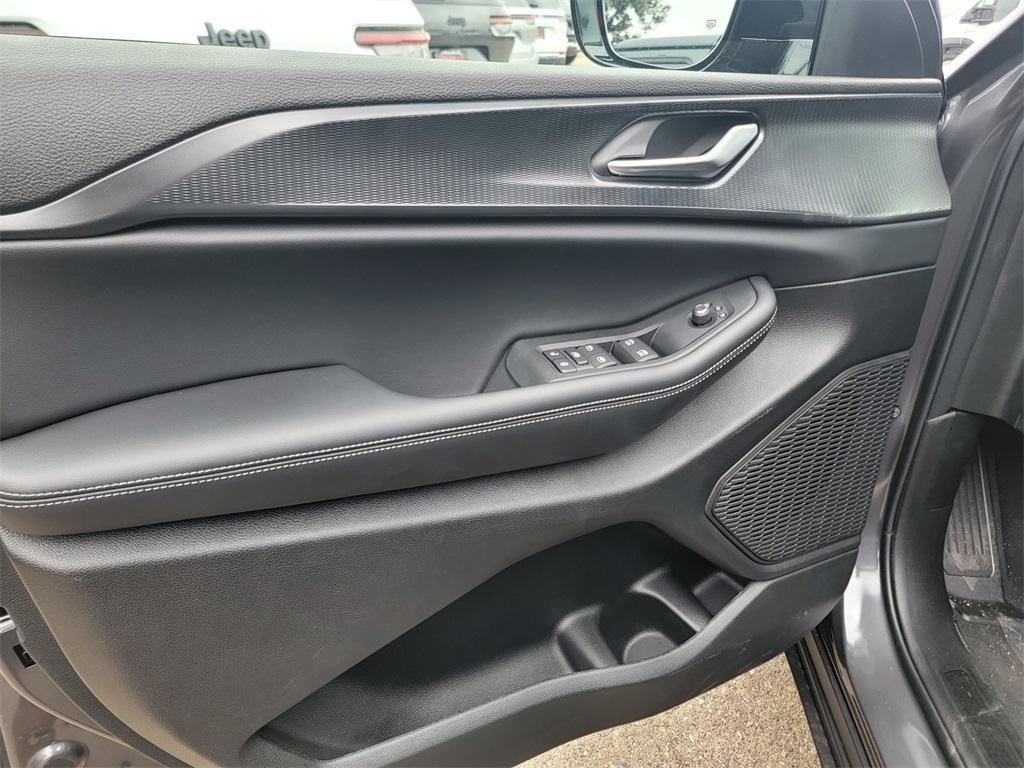 new 2025 Jeep Grand Cherokee car, priced at $42,027