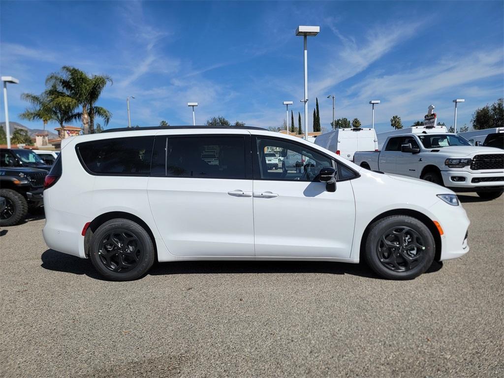 new 2025 Chrysler Pacifica Hybrid car, priced at $42,580