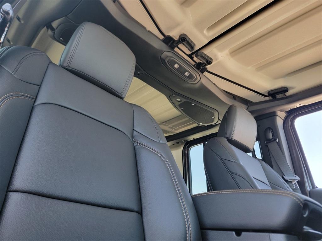 new 2025 Jeep Wrangler car, priced at $47,433