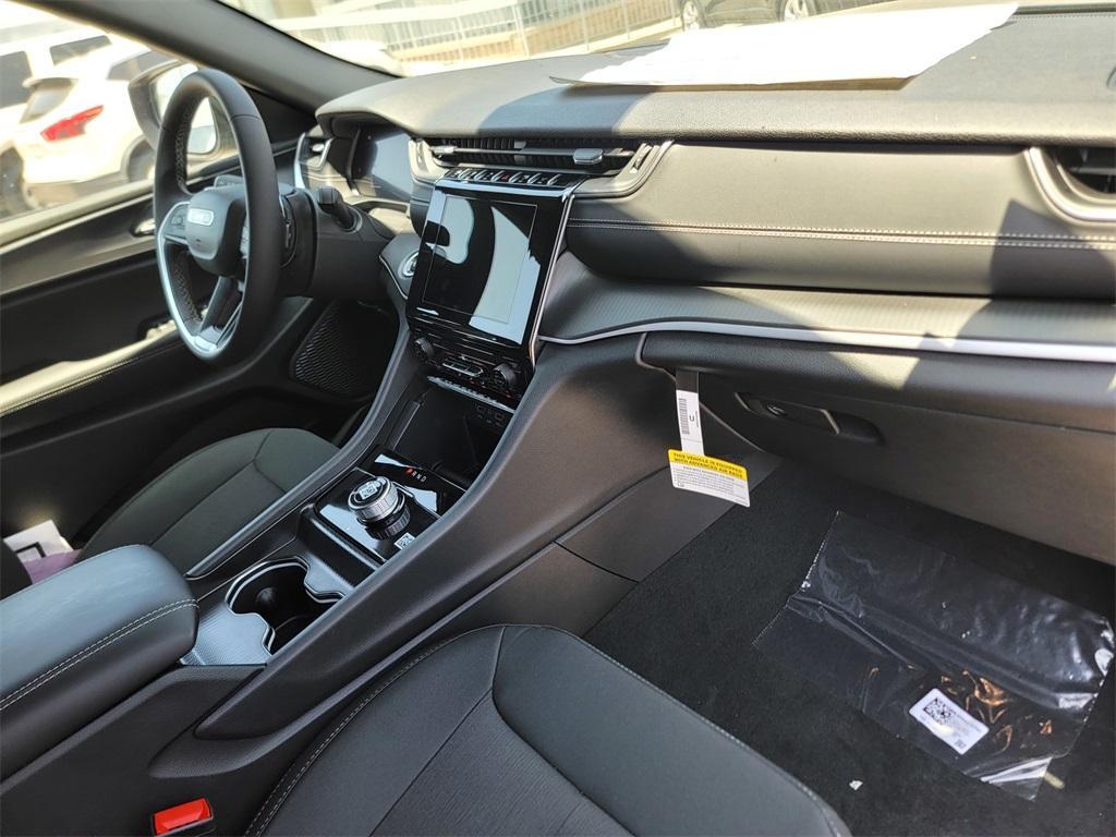 new 2025 Jeep Grand Cherokee car, priced at $38,805