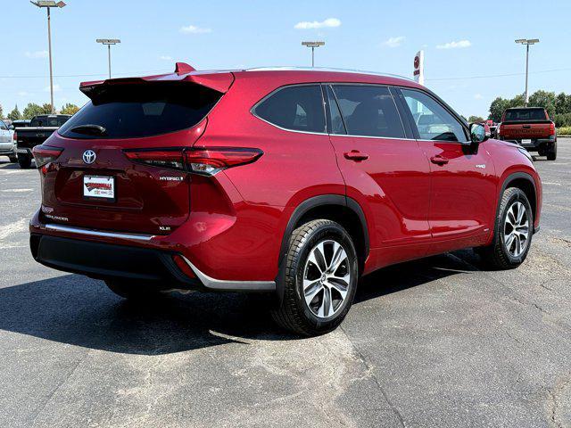 used 2020 Toyota Highlander Hybrid car, priced at $32,000