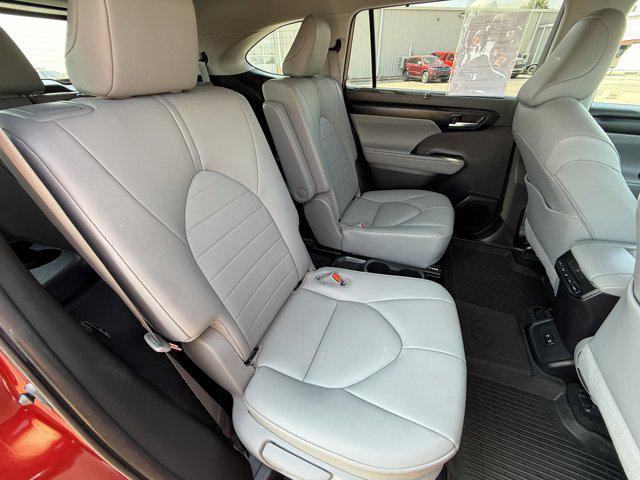 used 2020 Toyota Highlander Hybrid car, priced at $32,000