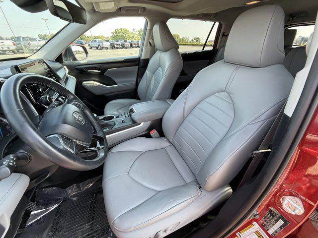 used 2020 Toyota Highlander Hybrid car, priced at $32,000