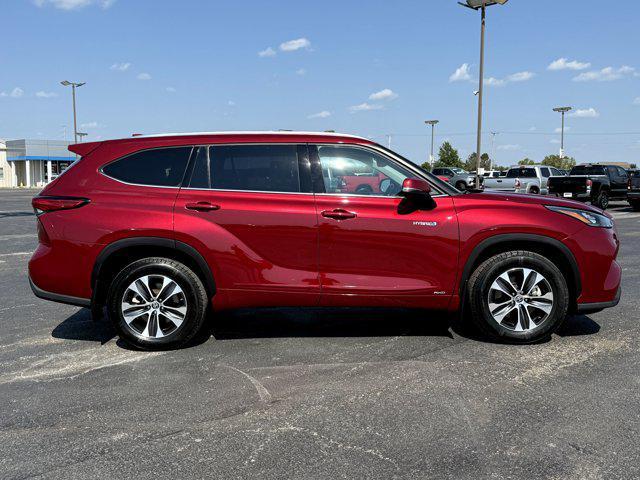 used 2020 Toyota Highlander Hybrid car, priced at $32,000