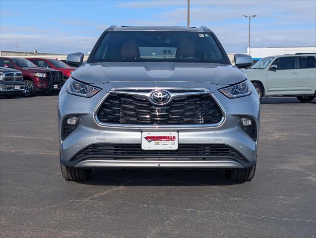 used 2021 Toyota Highlander car, priced at $40,000