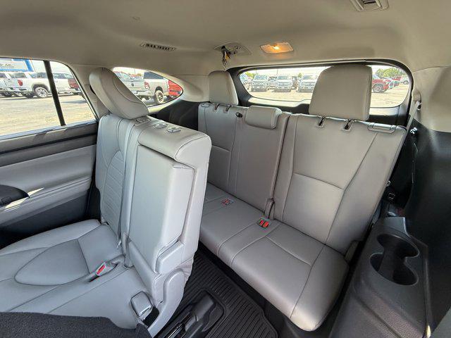 used 2020 Toyota Highlander Hybrid car, priced at $32,250