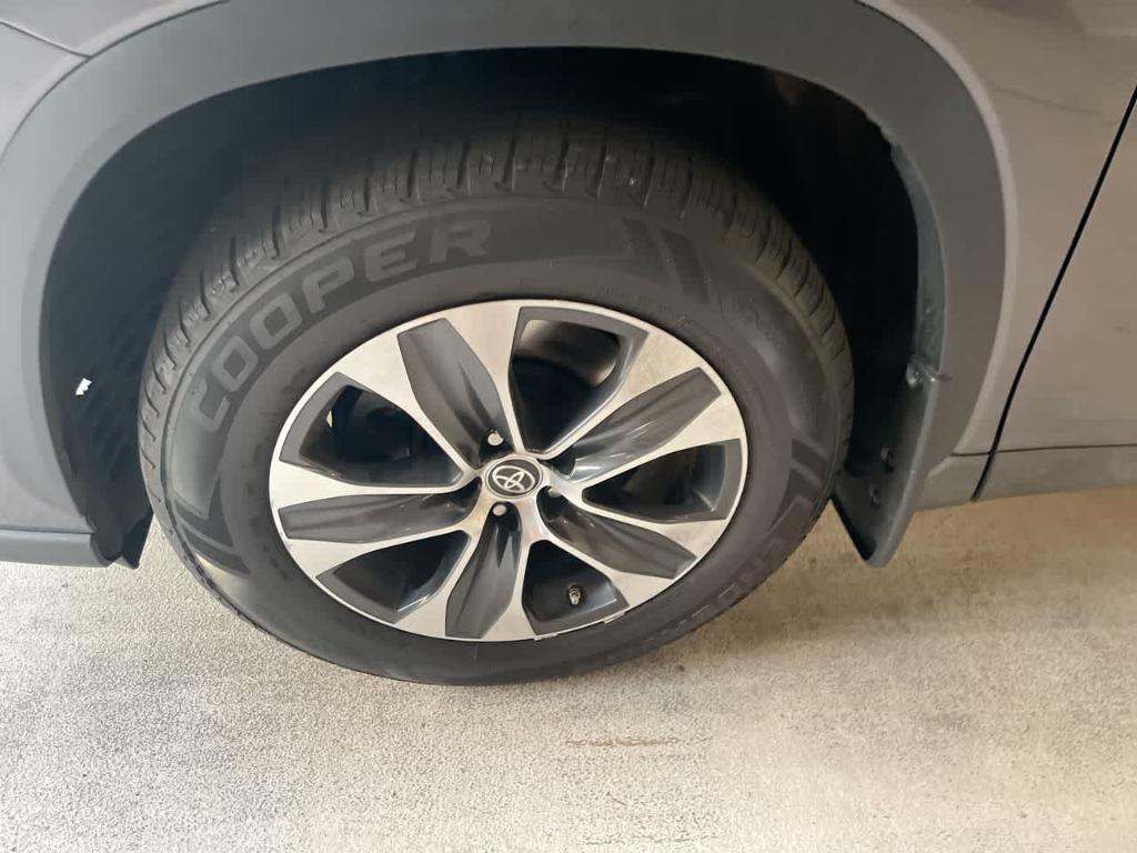 used 2021 Toyota Highlander car, priced at $30,092