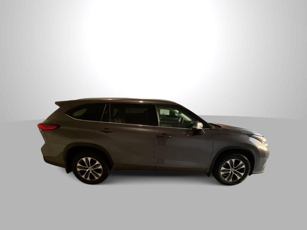 used 2021 Toyota Highlander car, priced at $30,092
