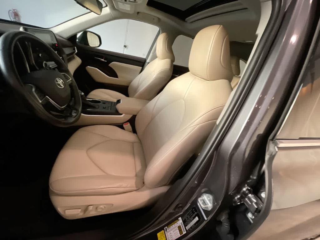 used 2021 Toyota Highlander car, priced at $30,092