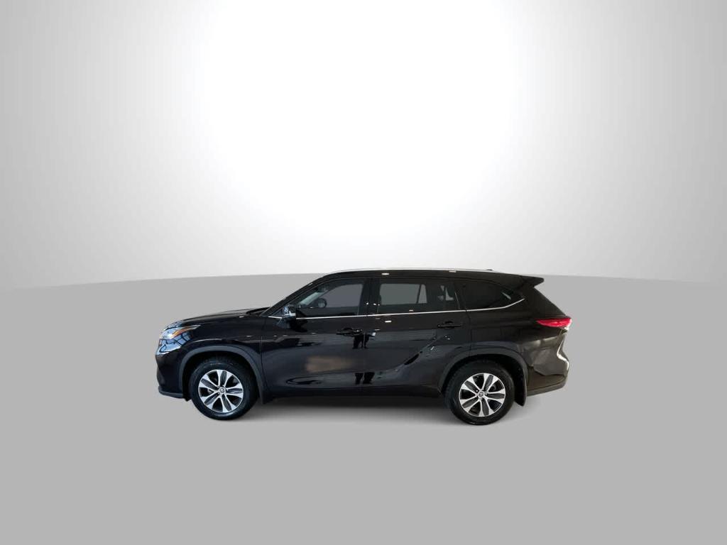 used 2022 Toyota Highlander car, priced at $37,072