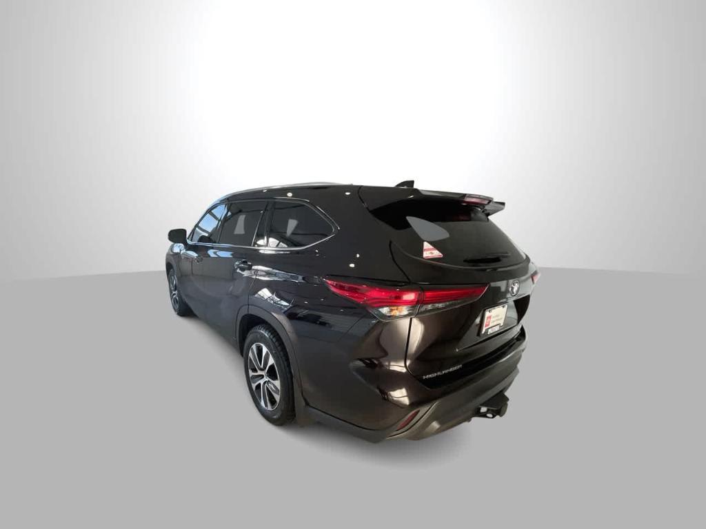 used 2022 Toyota Highlander car, priced at $37,072