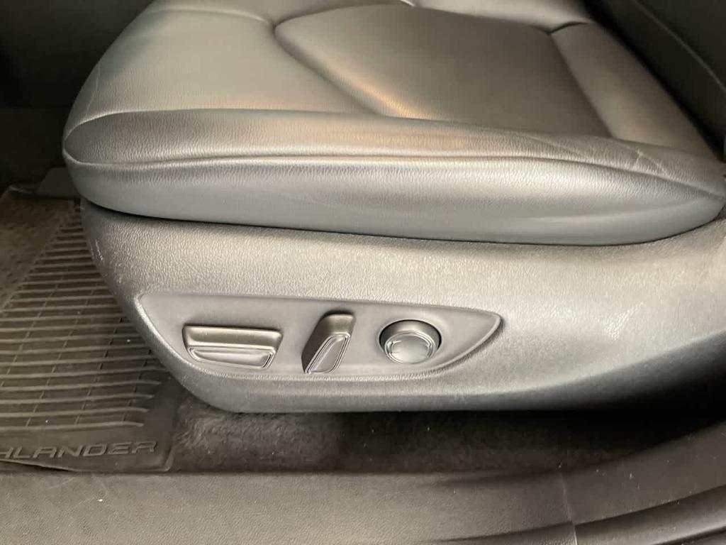 used 2022 Toyota Highlander car, priced at $37,072