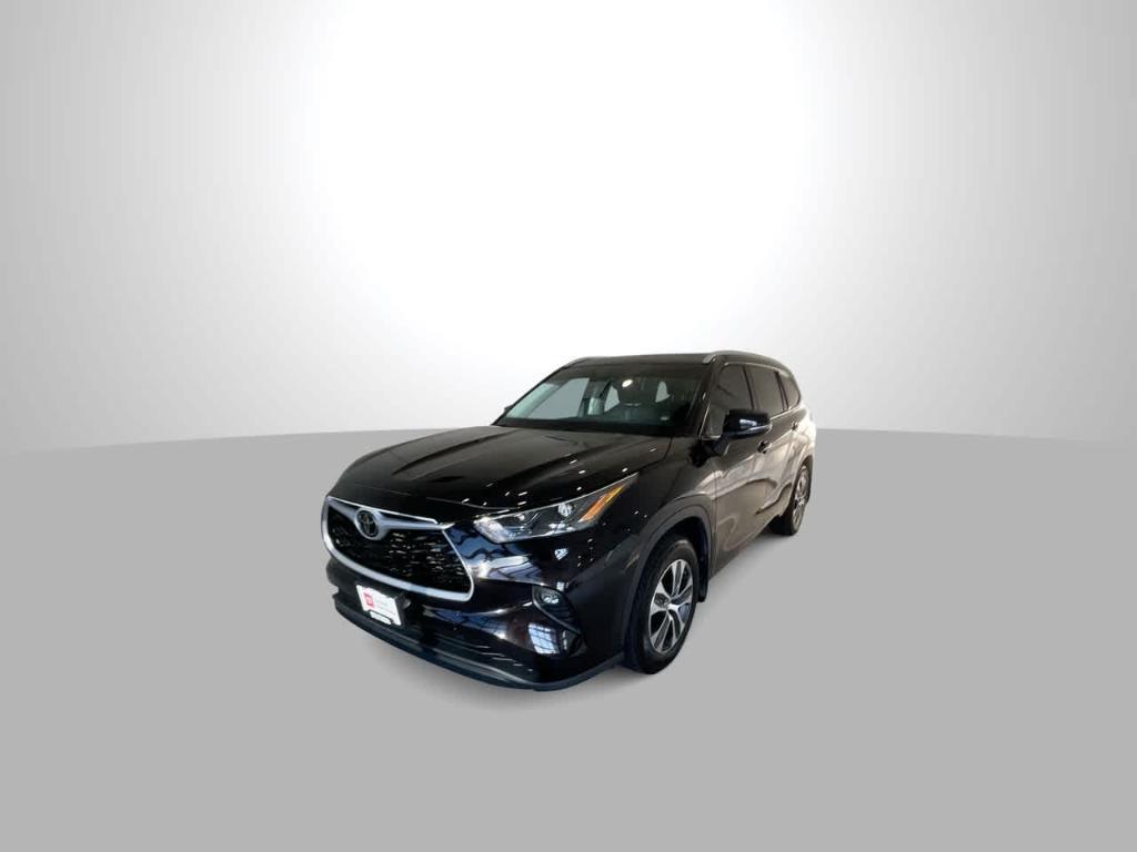used 2022 Toyota Highlander car, priced at $37,072