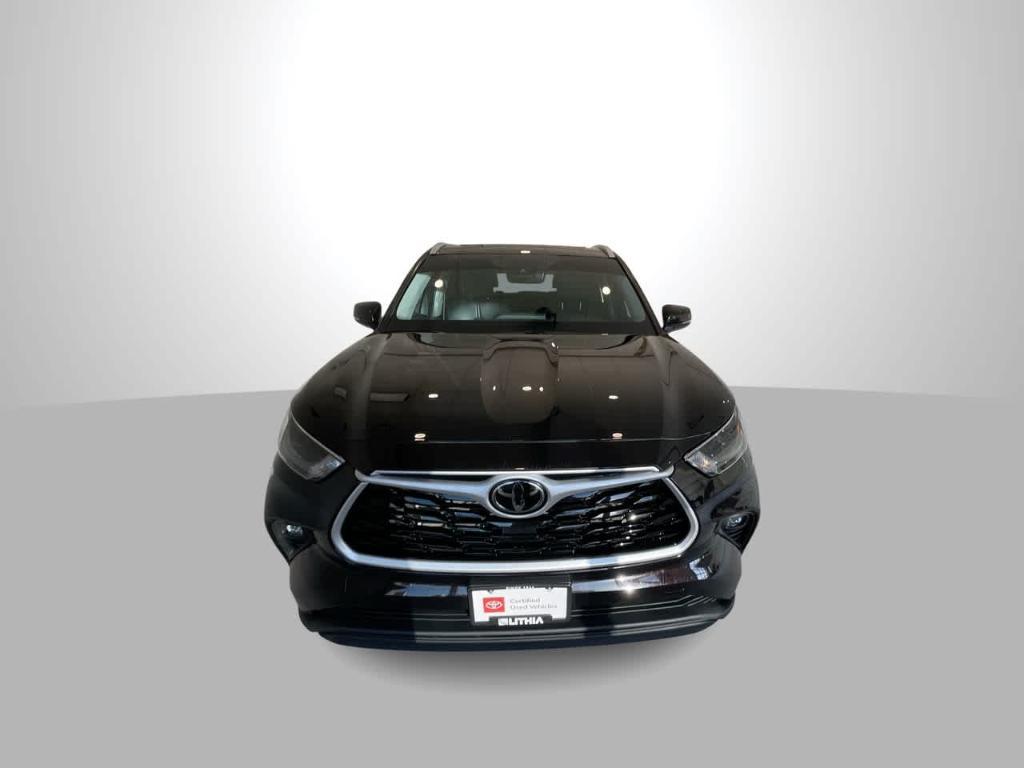 used 2022 Toyota Highlander car, priced at $37,072