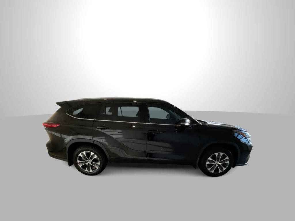used 2022 Toyota Highlander car, priced at $37,072