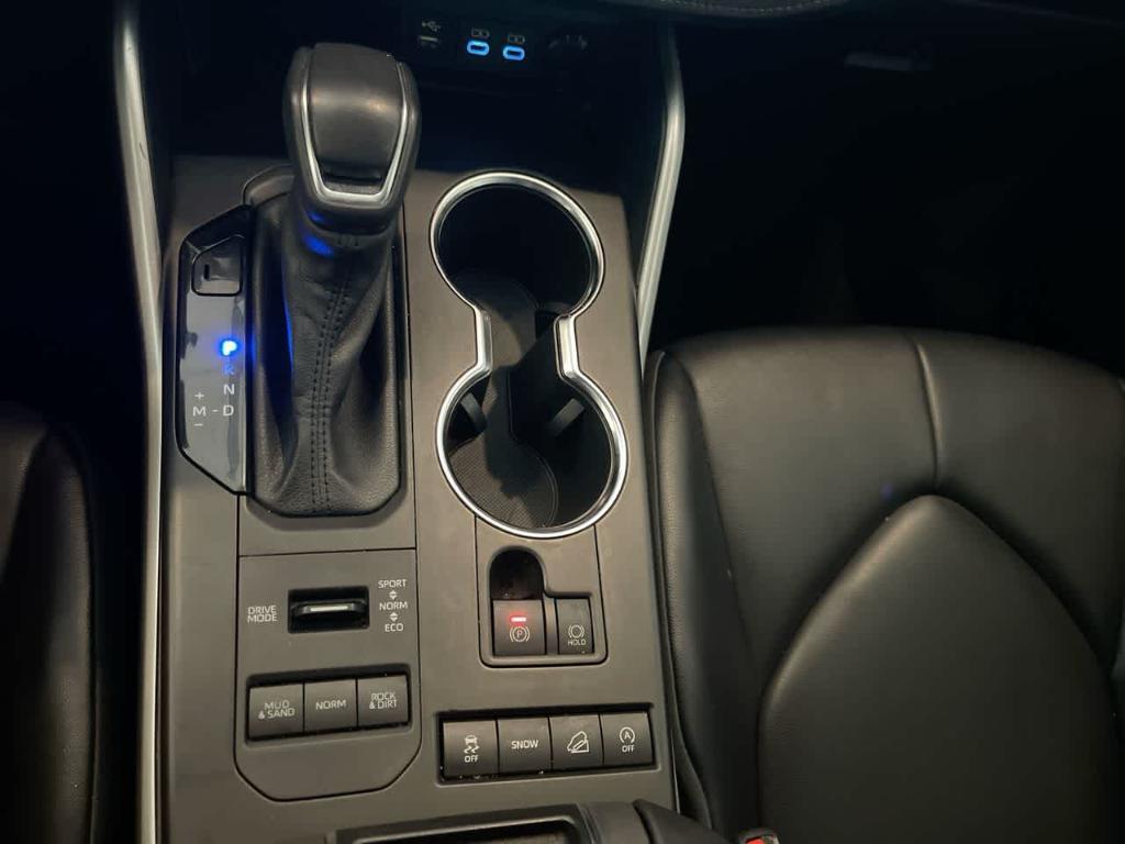 used 2022 Toyota Highlander car, priced at $31,852