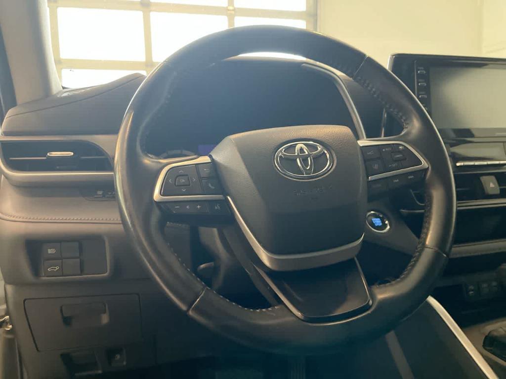 used 2022 Toyota Highlander car, priced at $31,852
