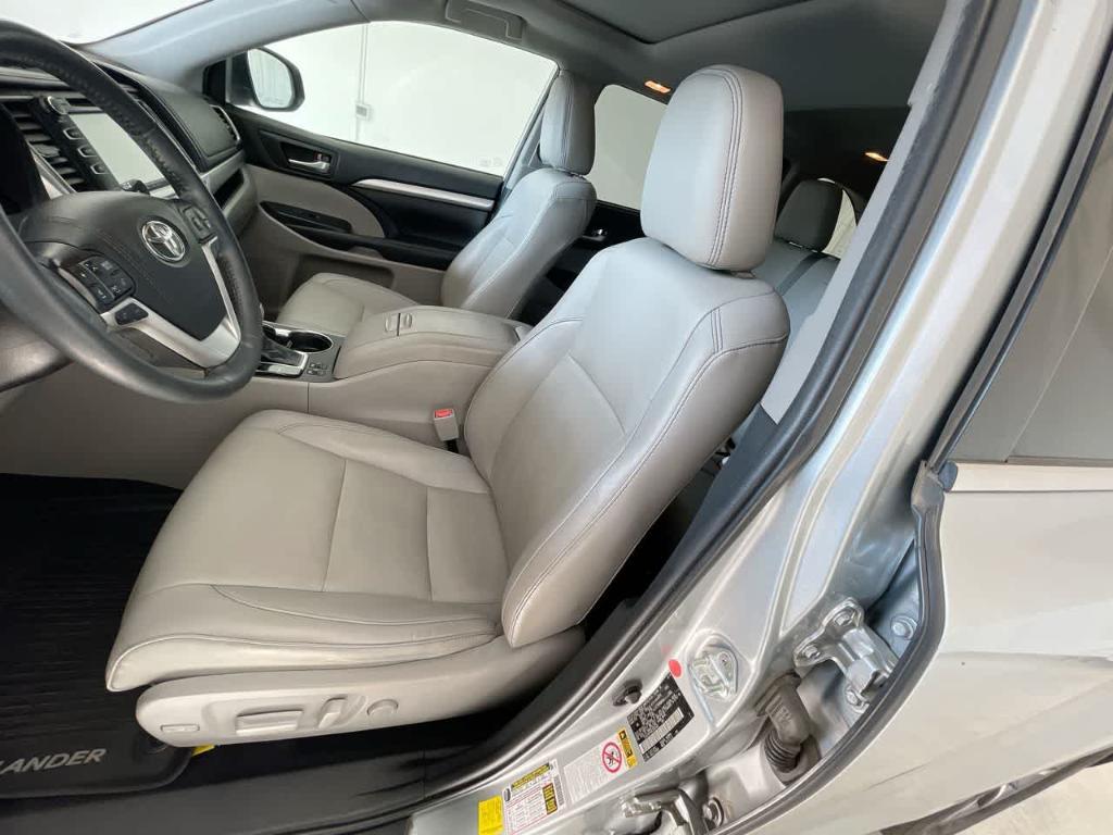 used 2019 Toyota Highlander car, priced at $28,017
