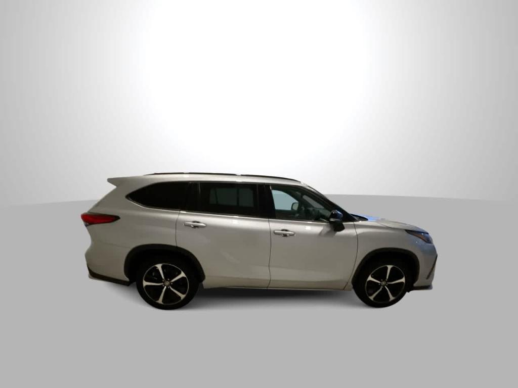 used 2022 Toyota Highlander car, priced at $38,415