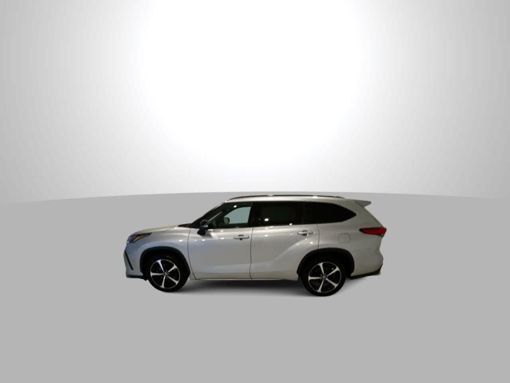 used 2022 Toyota Highlander car, priced at $38,415