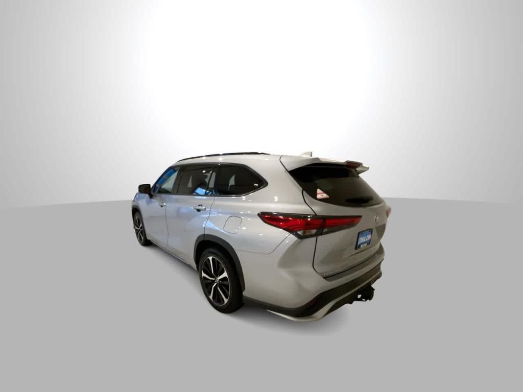 used 2022 Toyota Highlander car, priced at $38,415