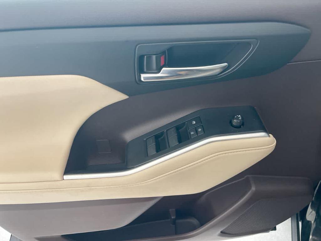 used 2021 Toyota Highlander Hybrid car, priced at $32,677