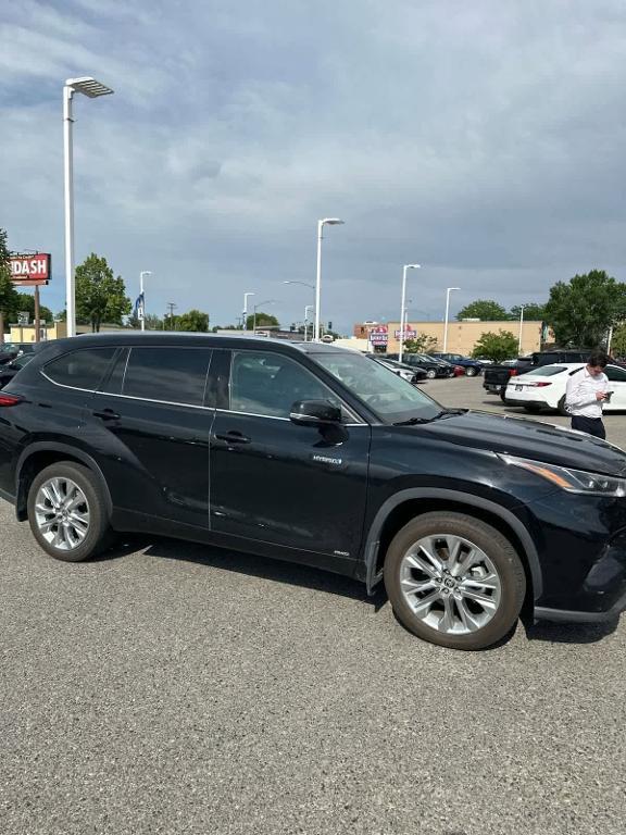 used 2020 Toyota Highlander Hybrid car, priced at $31,125