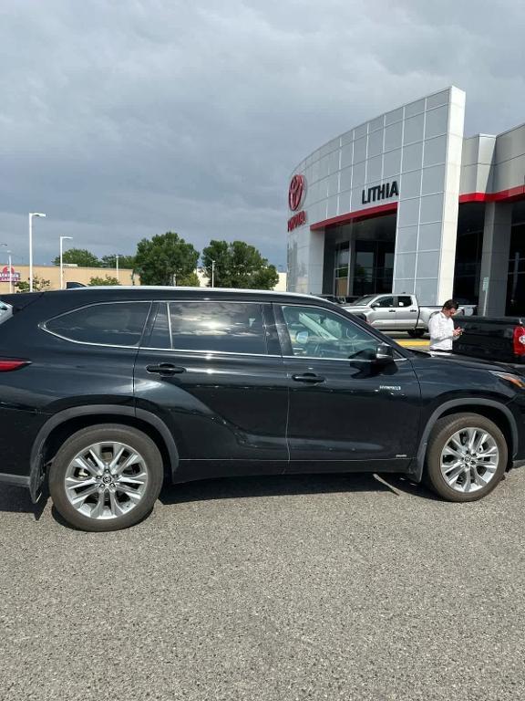 used 2020 Toyota Highlander Hybrid car, priced at $31,125