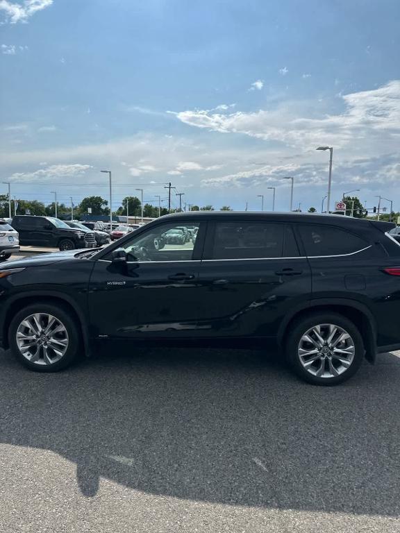 used 2020 Toyota Highlander Hybrid car, priced at $31,125