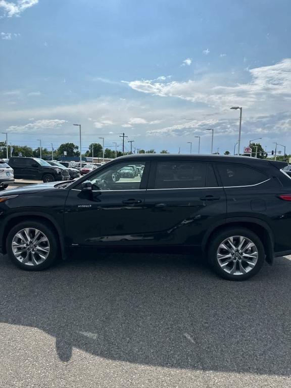 used 2020 Toyota Highlander Hybrid car, priced at $31,125