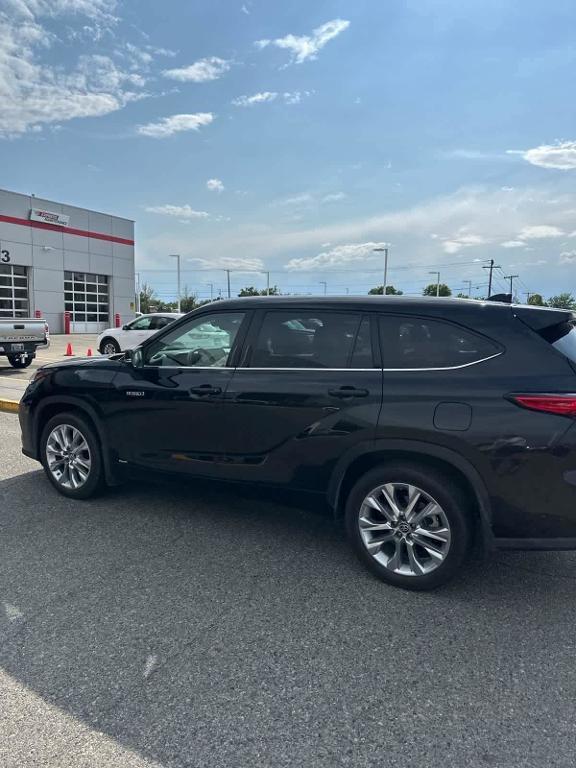 used 2020 Toyota Highlander Hybrid car, priced at $31,125