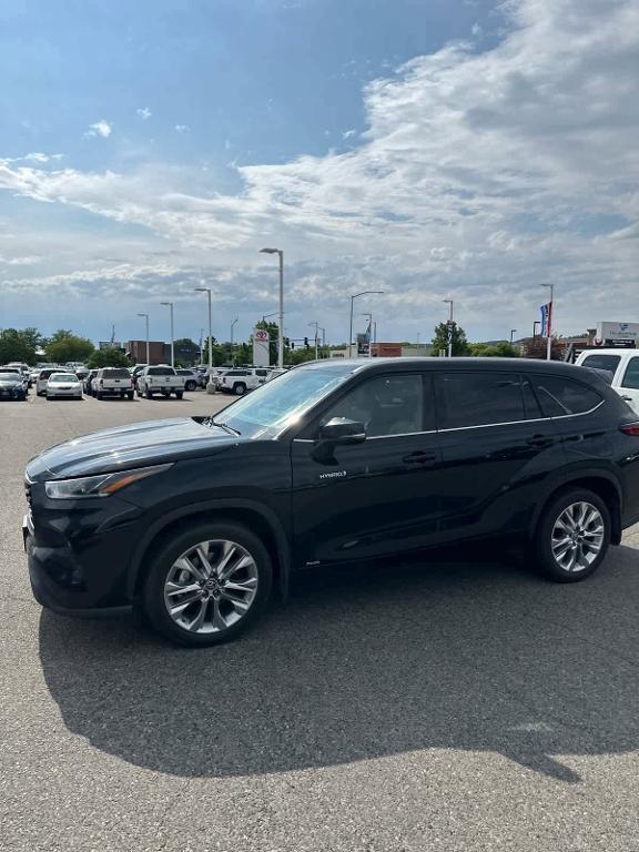 used 2020 Toyota Highlander Hybrid car, priced at $31,125