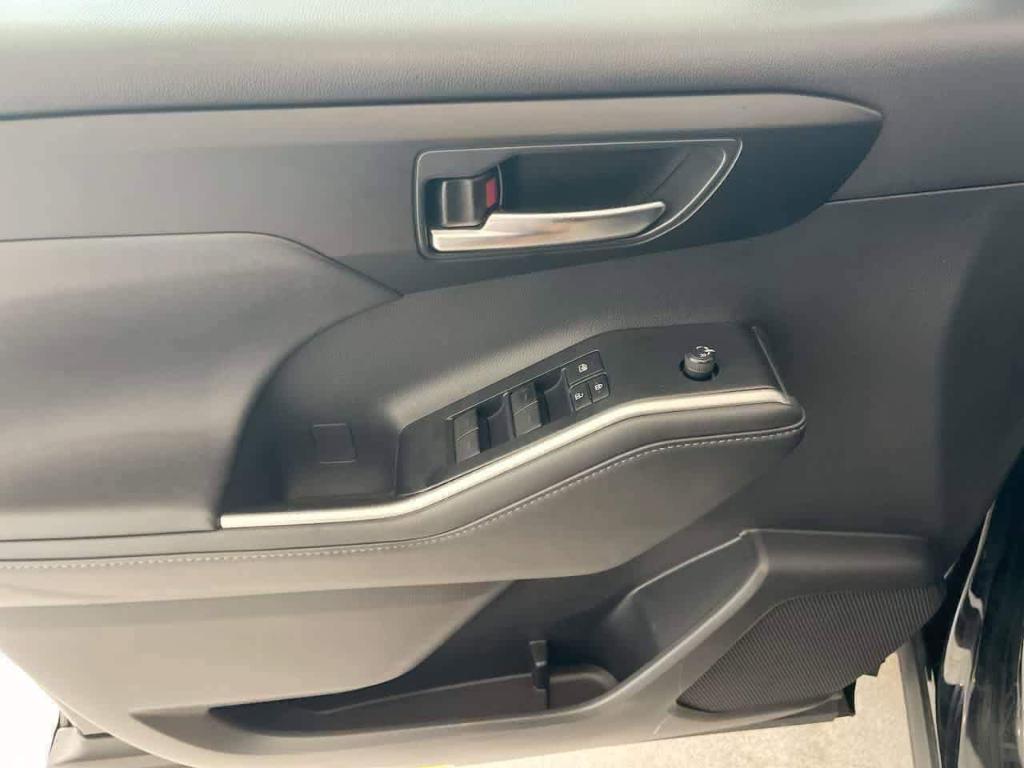 used 2021 Toyota Highlander car, priced at $28,319