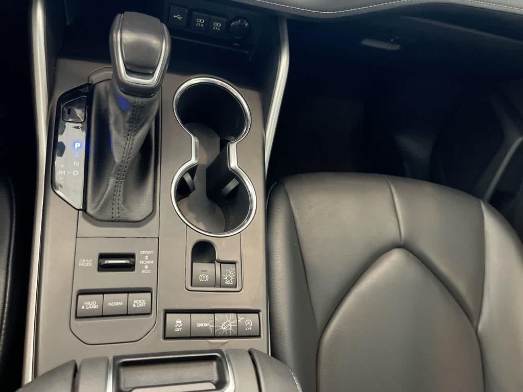 used 2021 Toyota Highlander car, priced at $29,182