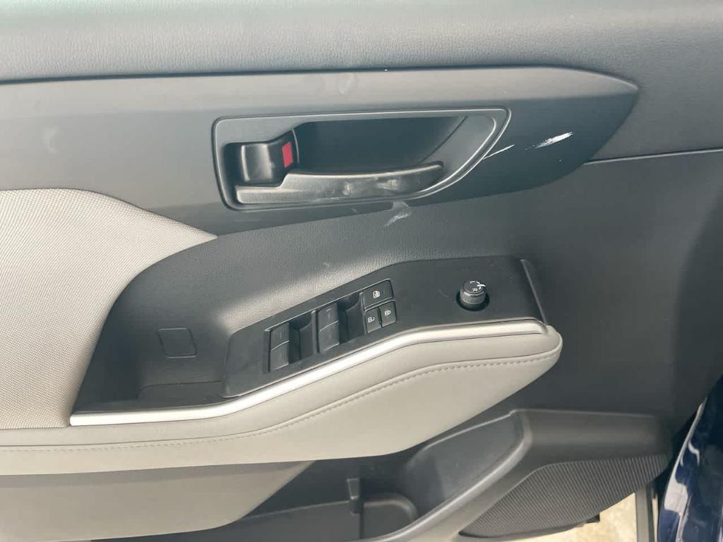used 2023 Toyota Highlander car, priced at $36,027