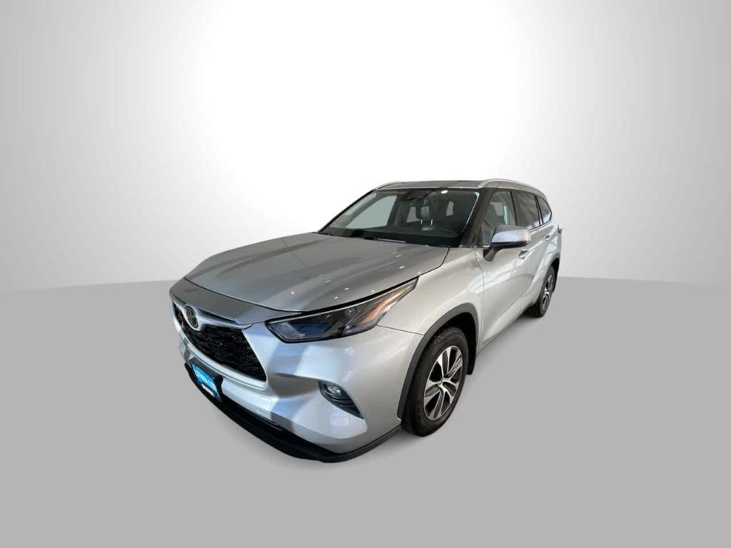 used 2022 Toyota Highlander car, priced at $34,452