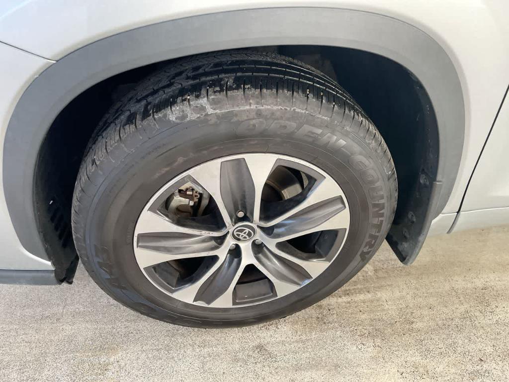 used 2022 Toyota Highlander car, priced at $34,452