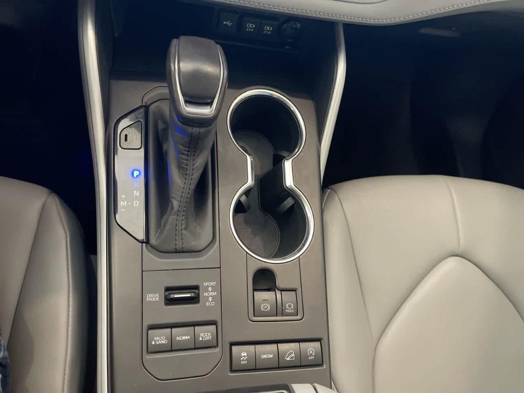 used 2020 Toyota Highlander car, priced at $26,512