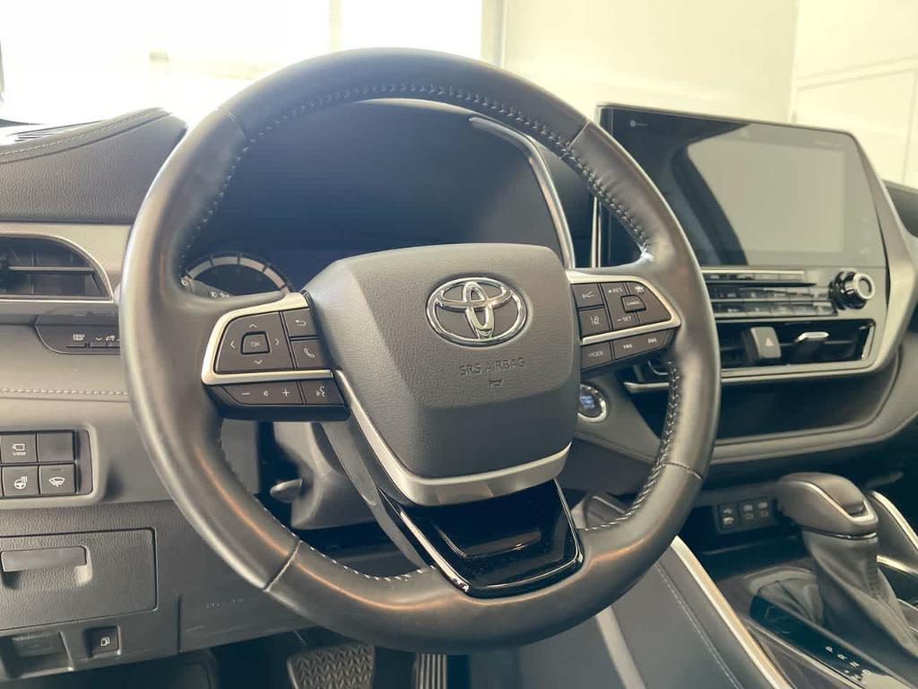 used 2022 Toyota Highlander car, priced at $44,983