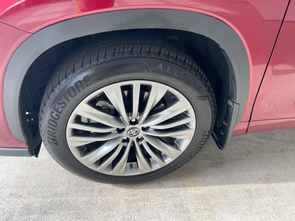 used 2023 Toyota Highlander car, priced at $45,523
