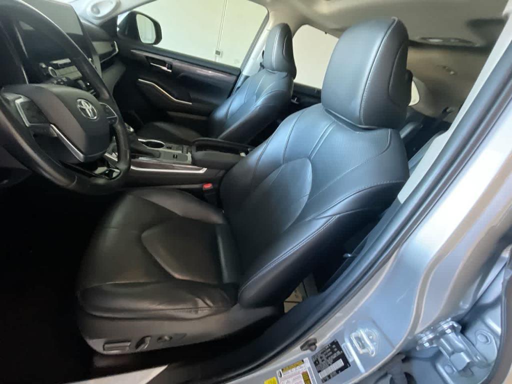 used 2020 Toyota Highlander Hybrid car, priced at $27,701