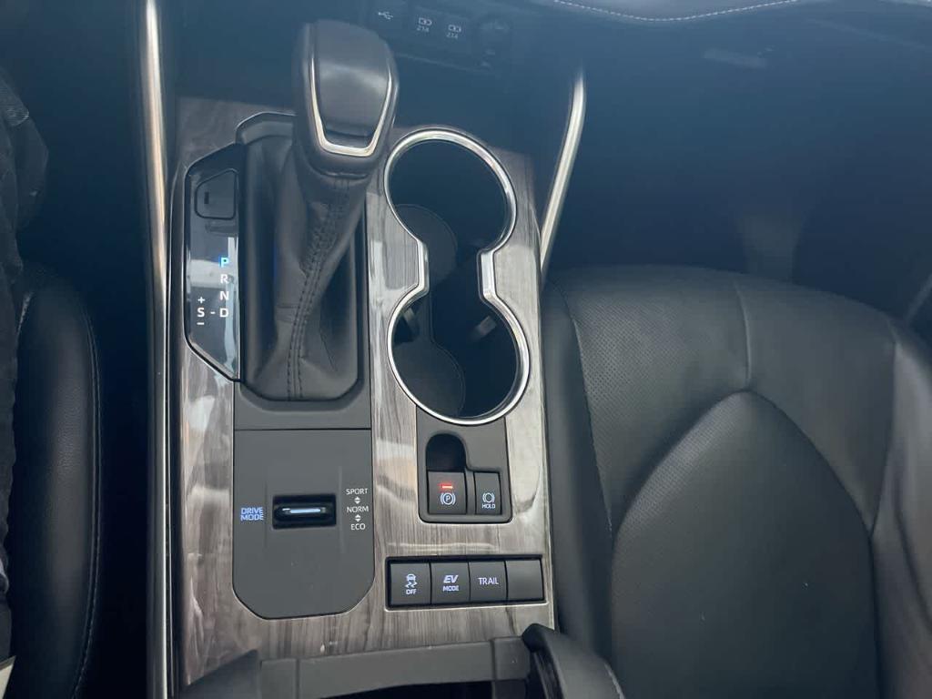 used 2020 Toyota Highlander Hybrid car, priced at $27,701